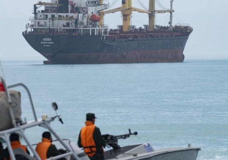 El ataque de una lancha armada iraní causó daños en el puente de mando, aunque la tripulación resultó ilesa.