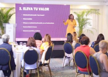 Irene Morillo dictando conferencia en Brunch & Learn.