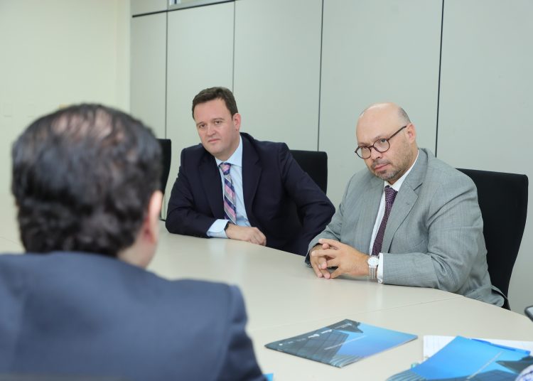 Viceministro para Asuntos Económicos y Cooperación Internacional Hugo Rivera y Mario Alegría, CEO de Latam Group. | Fuente externa.