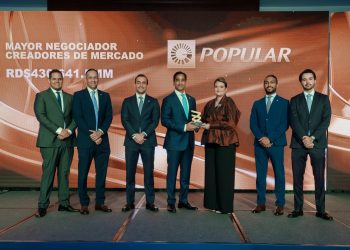 Edward Baldera, vicepresidente de Tesorería, Mercado de Capitales y Banca Institucional del Banco Popular, junto a su equipo, recibió el premio de manos de Elianne Vilchez, vicepresidenta ejecutiva de la Bolsa y Mercado de Valores de la República Dominicana.