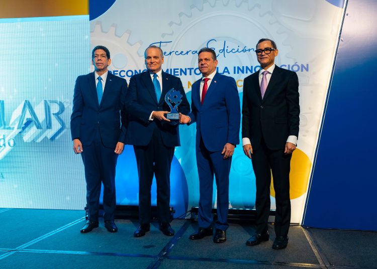 Karel Castillo, Luis E. Espínola, Rafael Cruz y Eddy Olivares.