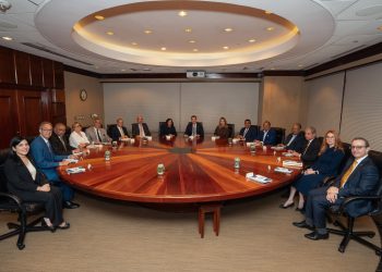 El presidente ejecutivo del Banco Popular, Christopher Paniagua, junto a directivos de medios de comunicación.