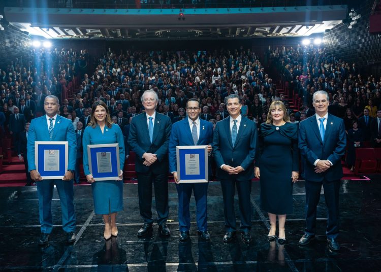 Marisol Muñoz, gerente de División Banca Privada, ganó el Premio a la Excelencia “Alejandro E. Grullón E.”; Wilson Santana, gerente de División Configuración y Parámetros, obtuvo el Premio a la Eficiencia “Pedro A. Rodríguez”; y Sebastián Pichardo, gerente de División Mercadeo Analítico y Operativo, recibió el Premio Valores “Manuel A. Grullón”.