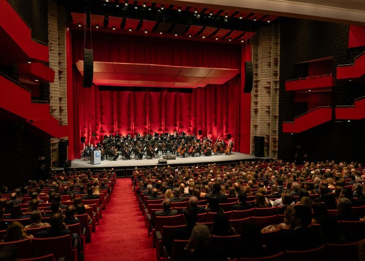 Previo al concierto, el presidente ejecutivo del Banco Popular, Christopher Paniagua, expresó su gratitud hacia los asistentes por su confianza y constante respaldo.