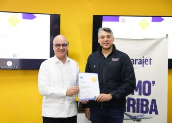 La ceremonia de presentación del certificado estuvo encabezada por Igor Rodríguez, director del Instituto Dominicano de Aviación Civil.