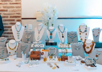 Joel Santos ve potencial en la artesanía del larimar para el turismo local.