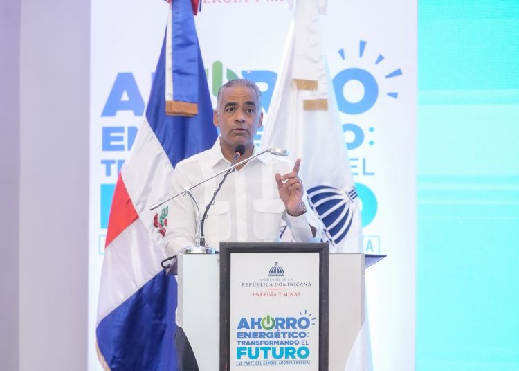 El ministro de Energía y Minas, Joel Santos, durante su intervención en el foro “Ahorro energético: transformando el futuro”.