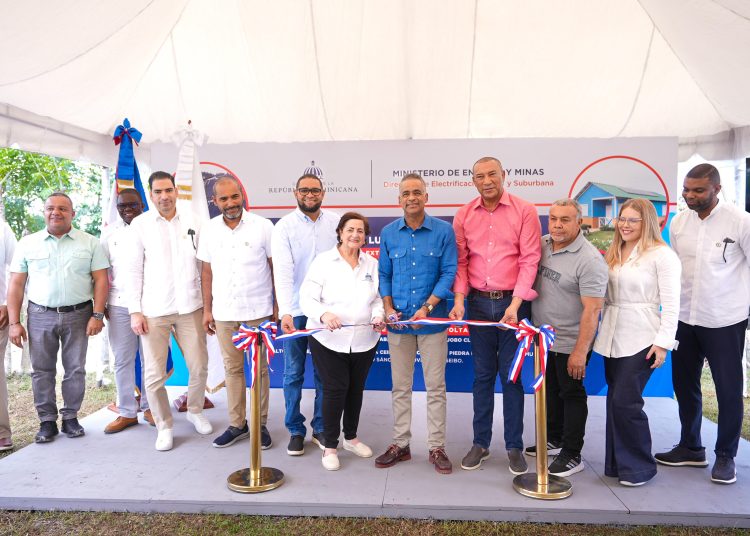 El ministro Joel Santos reiteró el compromiso del Gobierno con llevar energía a comunidades históricamente olvidadas.