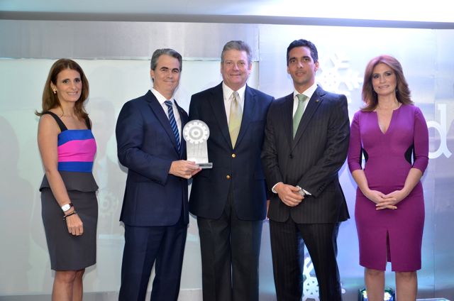 El reconocimiento fue recibido por René Grullón y Francisco Ramírez, ejecutivos del Popular.