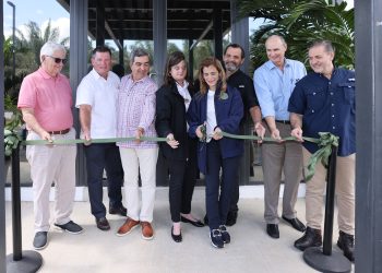 La presidenta del Grupo SID, Ligia Bonetti, encabeza el corte de cinta de las nuevas instalaciones de Induspalma.