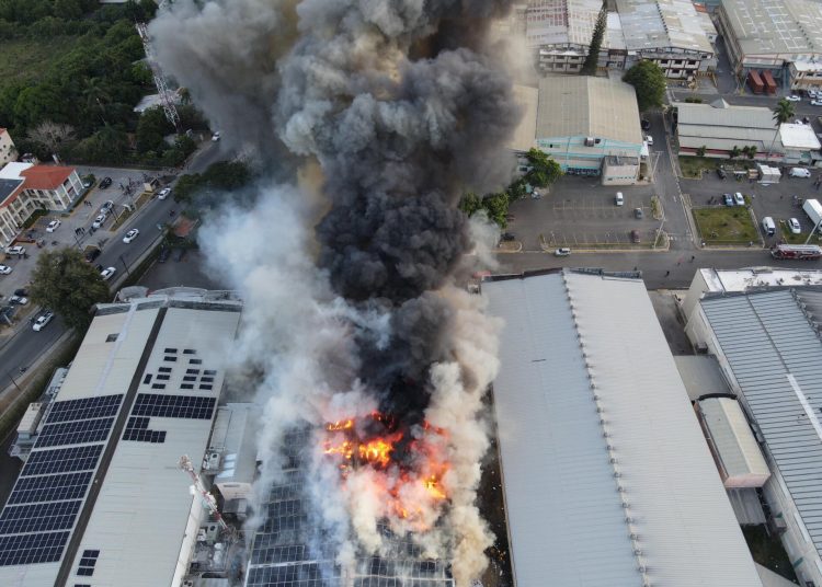 Las unidades del Cuerpo de Bomberos continúan las labores de combate del fuego y control del siniestro.