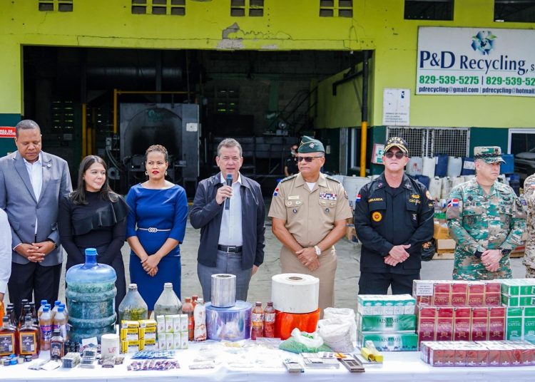 La destrucción de los productos se realizó durante un acto encabezado por Víctor Bisonó, el teniente general Carlos Antonio Fernández Onofre, la PGR y representantes de entidades públicas y privadas que conforman la Mesa de Ilícitos.