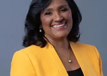 La directora ejecutiva de Agrhupa y psicóloga organizacional, Indiana Tamarez, indica que las personas mayores deben crear una cultura de aprendizaje constante que les permita estar actualizados en sus respectivas profesiones.