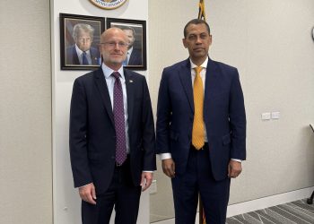 Brendan Carr y Gómez Mazara conversan sobre la transformación digital y acceso equitativo de las herramientas tecnológicas en el país.