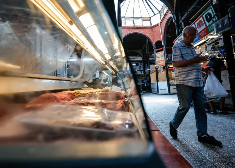 Los precios al consumidor acumularon en 2023 una subida del 211.4% en Argentina.