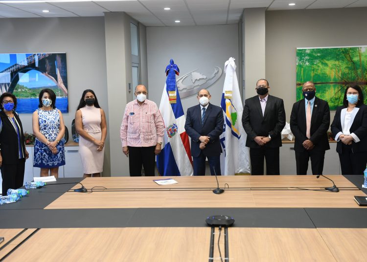 El director general de Infotep, Rafael Santos Badía, junto a Antonio Rodríguez, Fania Santana, José Aníbal de Jesús, Martha Rodríguez, Julián Matos, Maira Morla y Maura Corporán.