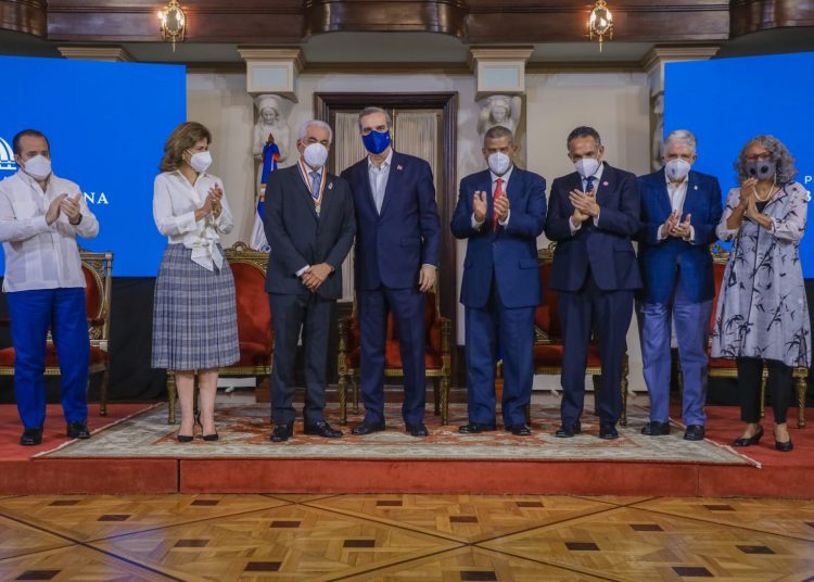 Martin Robles Morillo recibiendo medalla de bronce PNC.