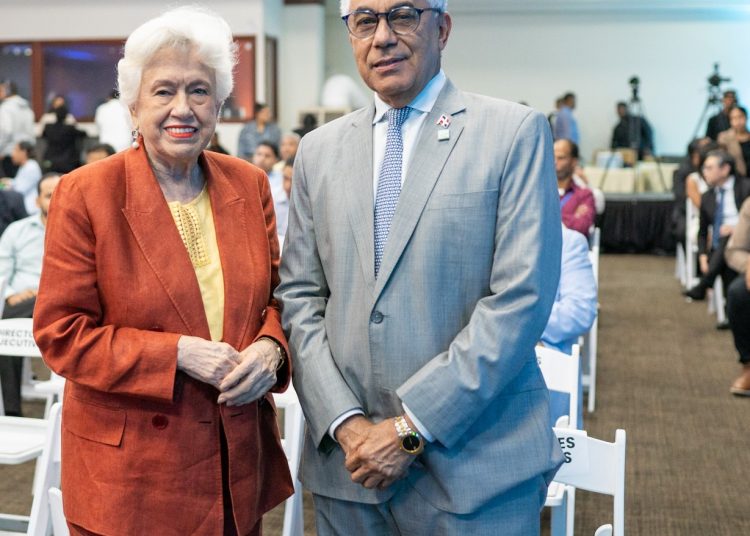 El administrador general de la ETED, Martín Robles Morillo junto a la titular de la Digeig, Milagros Ortiz Bosch.