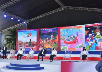 Las clases virtuales, para más de dos millones de estudiantes desde primaria a la universidad, fueron inauguradas en una ceremonia encabezada por el presidente Luis Abinader en la plaza de la Bandera.