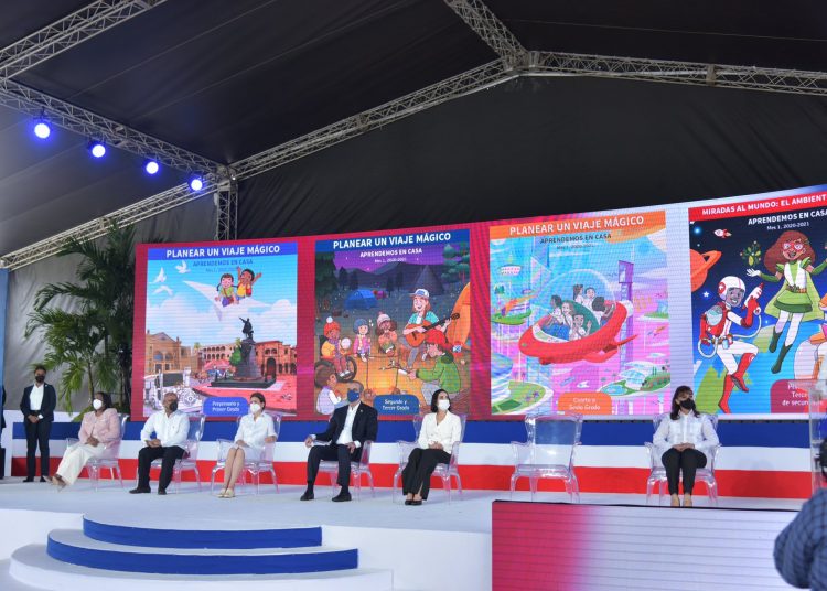 Las clases virtuales, para más de dos millones de estudiantes desde primaria a la universidad, fueron inauguradas en una ceremonia encabezada por el presidente Luis Abinader en la plaza de la Bandera.