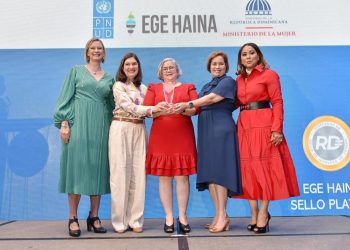 Inka Mattila, Ginny Taule, Gilda Pasto riza, Aura Lluberes y Mayra Jiménez.