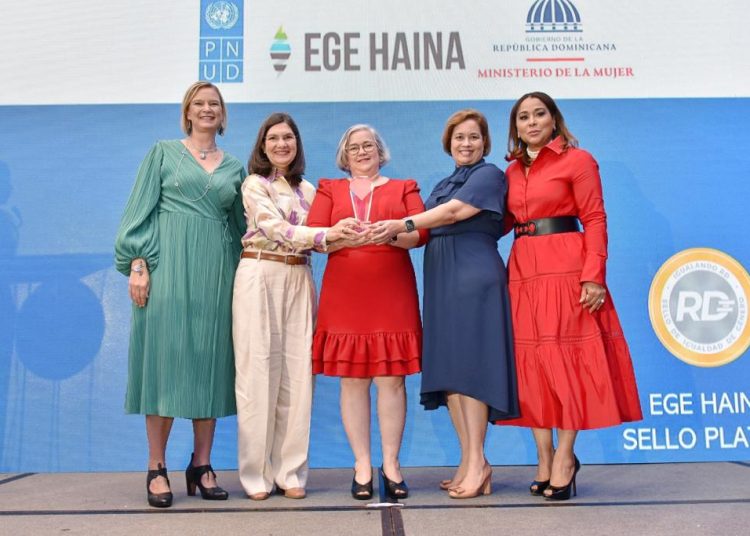 Inka Mattila, Ginny Taule, Gilda Pasto riza, Aura Lluberes y Mayra Jiménez.