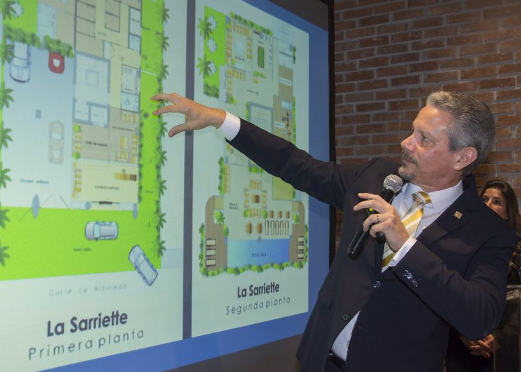 Rafael Madera, gerente general de Inmobiliaria Reservas, presenta el proyecto La
Sarriette, primera torre eco-verde en Santo Domingo.