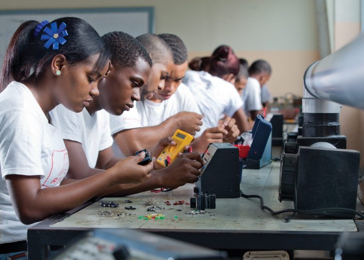 Los estudiantes dominicanos necesitan formación académica de calidad para que sean competitivos. - Fuente externa.