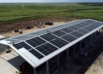 El proyecto, desarrollado por la empresa dominicana ENSO, busca reducir la dependencia de la red, mitigar el impacto de interrupciones eléctricas y evitar unas 340 toneladas de CO₂ al año.