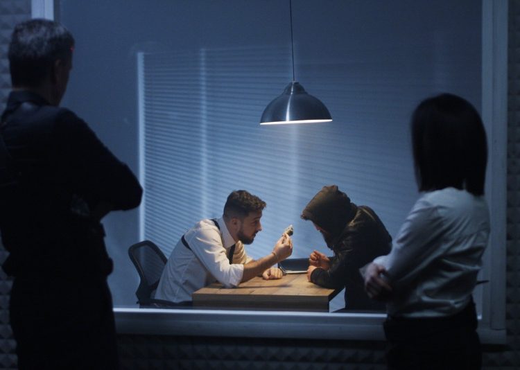 Albert Tucker enriqueció la teoría de los juegos de otros ingeniosos matemáticos, al incorporarle las recompensas a la acusación hipotética de un crimen que se le hacia a dos prisioneros sin pruebas suficientes. | Shutterstock.