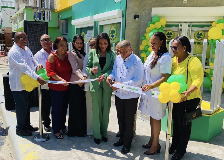 Corte de cinta con el que quedó inaugurada la nueva sucursal de Coopacrene en Vicente Noble, Barahona.