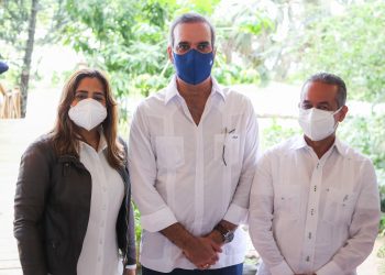Irlonca Tavárez, el presidente Luis Abinader y JoséFrancisco Deschamps, vicepresidente ejecutivo de Alaver.