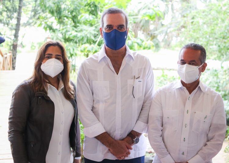 Irlonca Tavárez, el presidente Luis Abinader y JoséFrancisco Deschamps, vicepresidente ejecutivo de Alaver.