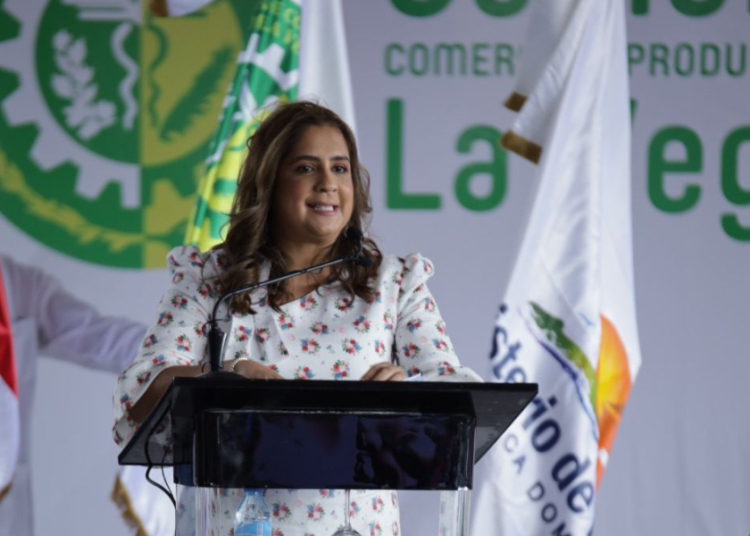 La presidenta de la Cámara de Comercio y Producción de La Vega Irlonca Tavárez, dio apertura a la Expo Vega Real 2022.