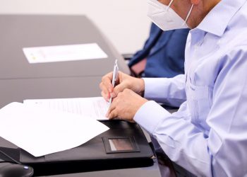 El ministro de Industria, Comercio y Mipymes (MICM), Víctor Bisonó, firmando el memorando de entendimiento. | Fuente externa.