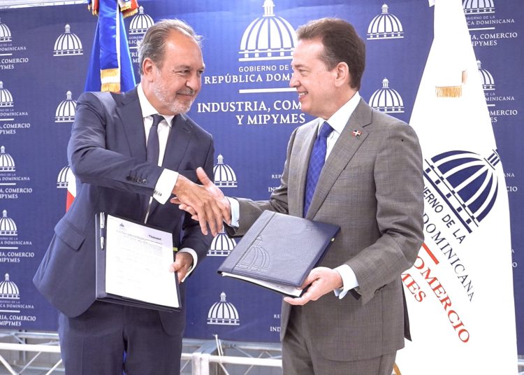 El acuerdo, firmado entre el ministro de Industria y Comercio, Ito Bisonó, y el director de banca corporativa para América y Asia de Banco Sabadell, Maurici Lladó, está pensado para firmas que cubren un amplio abanico de actividades, desde el sector textil y del calzado a las bebidas o los cosméticos, entre otras muchas temáticas. | Fuente externa.