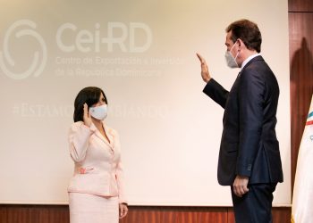El ministro de Industria, Comercio y Mipymes, Víctor Bisonó, juramenta a Biviana Riveiro Disla en el CEI-RD. | Fuente externa.