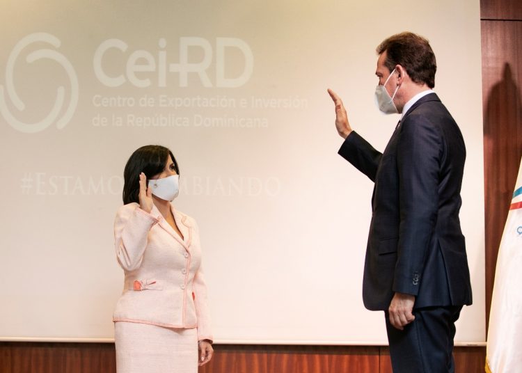 El ministro de Industria, Comercio y Mipymes, Víctor Bisonó, juramenta a Biviana Riveiro Disla en el CEI-RD. | Fuente externa.