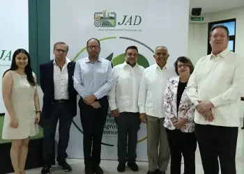 El convenio fue suscrito por el presidente ejecutivo de la JAD, Osmar C. Benítez, y el presidente de HHC, Frank Pichardo.