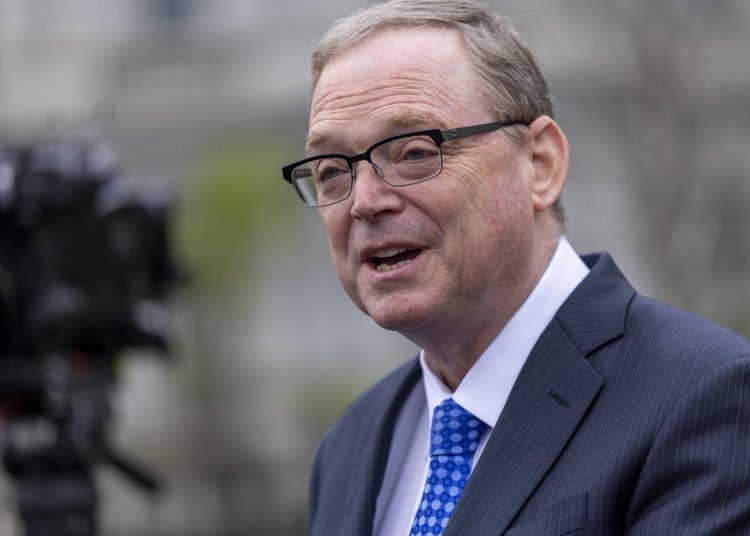 Kevin Hassett asegura que el impacto del conflicto será temporal para la economía.