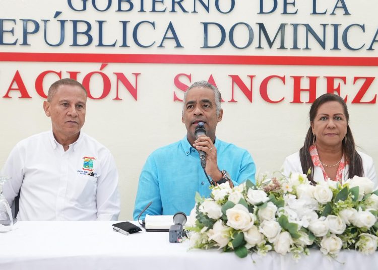 El titular de Energía y Minas estuvo acompañado de la gobernadora provincial, Cristina Rodríguez y el alcalde de Cotuí, José Eugenio Montilla, y una comitiva de funcionarios.