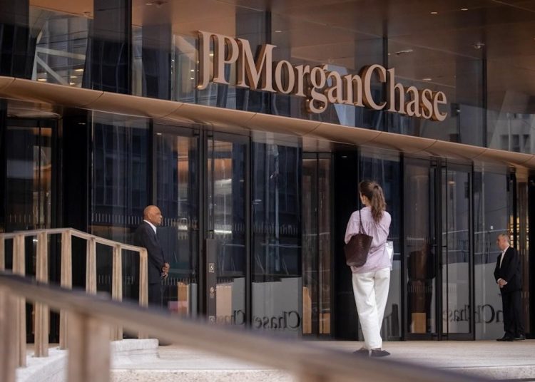 JPMorgan Chase ganó US$13,025 millones, un 7% menos que un año antes, aunque los ingresos subieron un 7%, hasta US$46,767 millones.