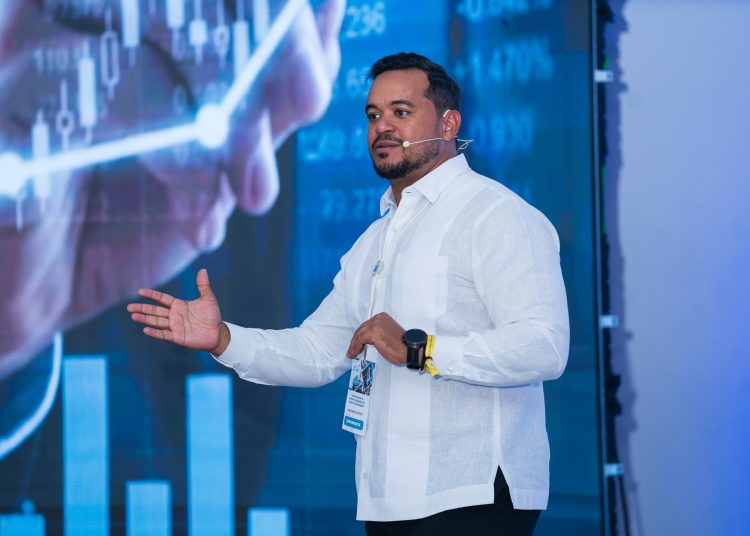Pujols destacó que la inteligencia artificial puede ampliar las capacidades de auditoría y supervisión bancaria.