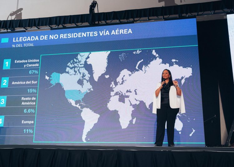 Mora señaló que la diáspora no solo visita el país para disfrutar de sus vacaciones, sino que los dominicanos en el exterior se erigen como embajadores de marca.