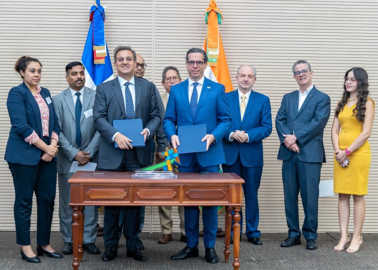 Jai Shroff y César Dargam en la firma del acuerdo | Fuente externa.