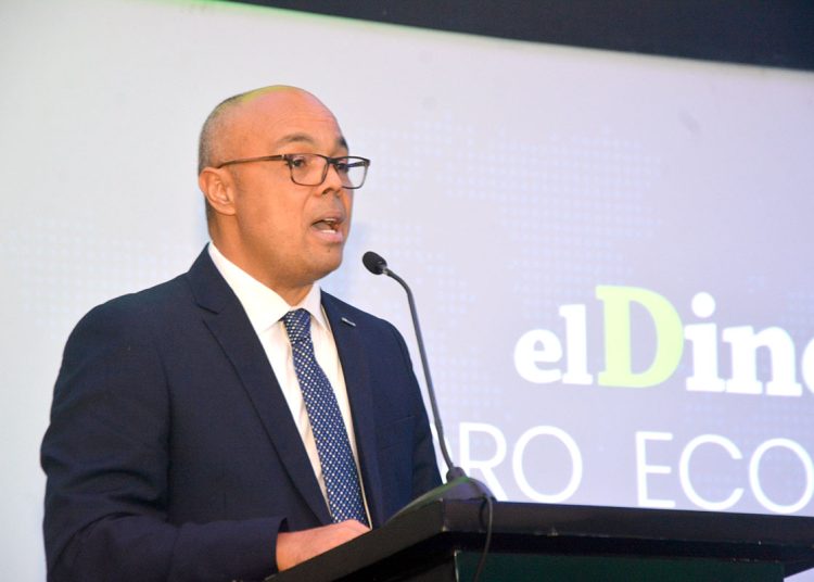 Jairon Severino durante el discurso de apertura.