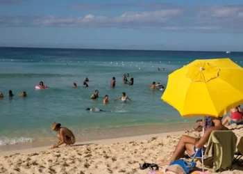 Turistas en playa de Jamaica.