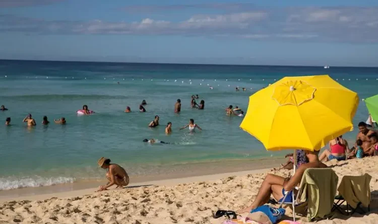 Turistas en playa de Jamaica.