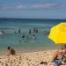 Turistas en playa de Jamaica.