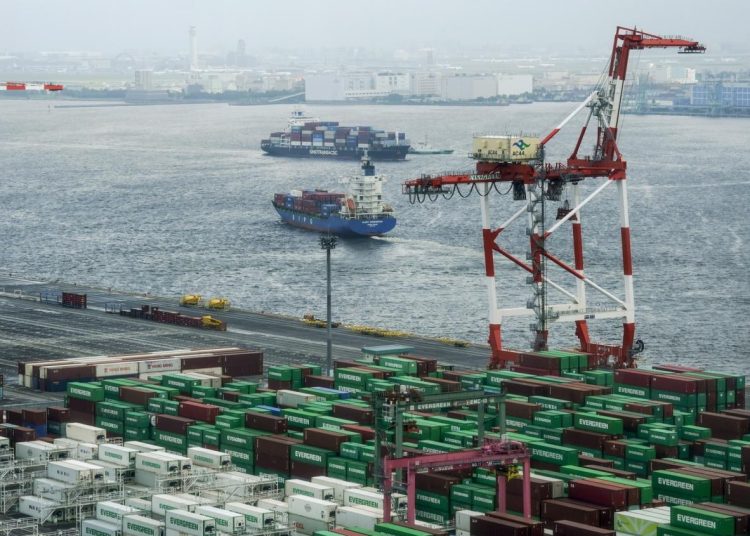 Por países, Japón registró en abril con China, su mayor socio comercial, un déficit de €3,144 millones, lo que supone un 1.5% menos con respecto al año previo.